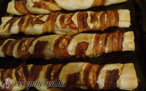 Baconba göngyölt rétes pikáns töltelékkel