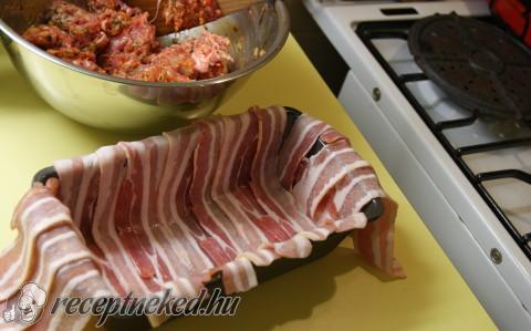 Bacon-be csomagolt vagdalt