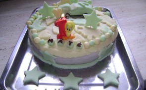 Tejszines-meggyes torta fondant-al