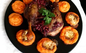 Gránátalmás-vörösboros libacomb vöröspesto-s mozzarellával