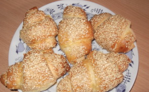 Sajttal töltött szezámmagos kifli