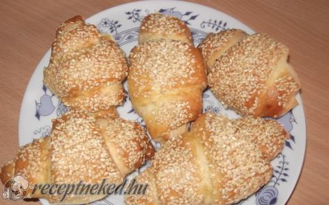 Sajttal töltött szezámmagos kifli