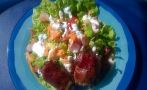 Baconba tekert csirkemáj joghurtos vitaminsalátával,