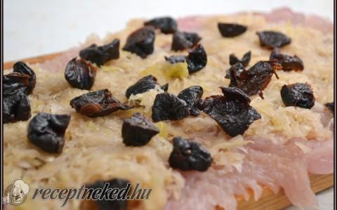 Aszalt szilvás-savanyú káposztás pulykatekercs