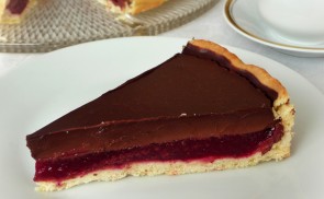 Csokoládétorta málnazselével