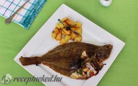 Lepényhal zöldfűszerekkel és sültkrumplival.