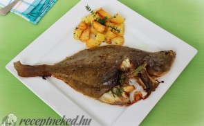 Lepényhal zöldfűszerekkel és sültkrumplival.