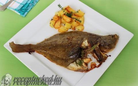 Lepényhal zöldfűszerekkel és sültkrumplival.