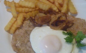 Mustáros karajszelet tükörtojással és sülthagymával