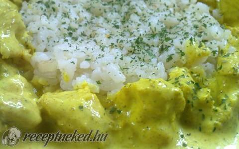 Tejszínes-curry-s csirkemell