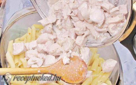 Tejszínes csirkemell falatok penne tésztán