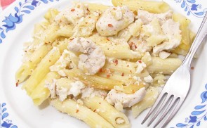 Tejszínes csirkemell falatok penne tésztán