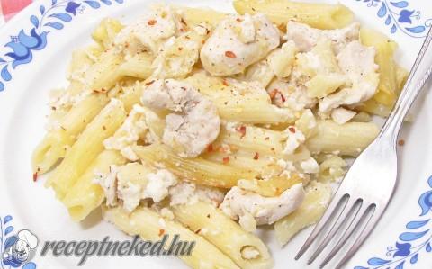 Tejszínes csirkemell falatok penne tésztán
