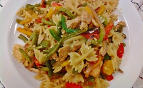 Csirkés, zöldséges farfalle