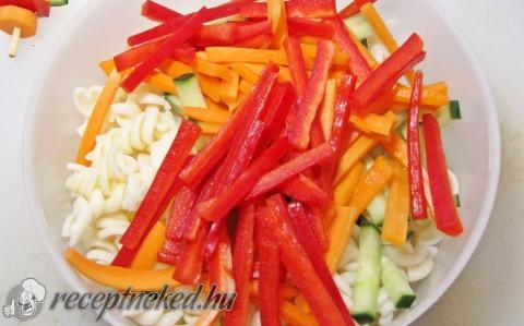 Zöldséges tésztasaláta, teriyaki szósszal