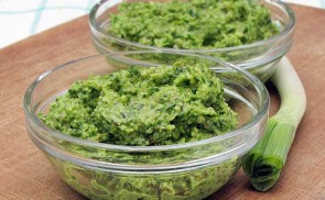 Pesto újhagyma szárból