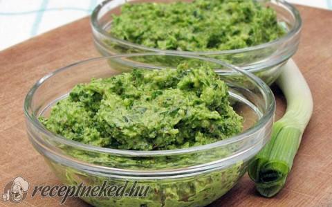 Pesto újhagyma szárból