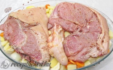 Sörös csülök zöldséges krumpliágyon
