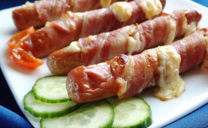 Baconbe tekert, sajttal töltött virsli