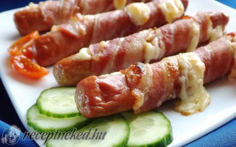 Baconbe tekert, sajttal töltött virsli