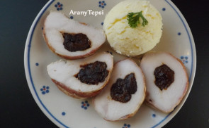 Aszalt szilvás csirkemell baconbe tekerve