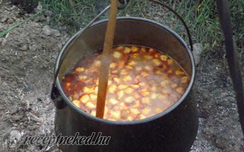 Babgulyás bográcsban