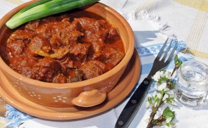 Birkapörkölt bográcsban – a gyulai vár aljában
