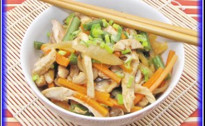 Zöldséges csirkesaláta teriyaki szósszal