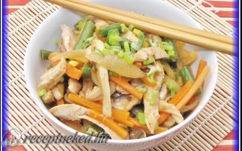 Zöldséges csirkesaláta teriyaki szósszal