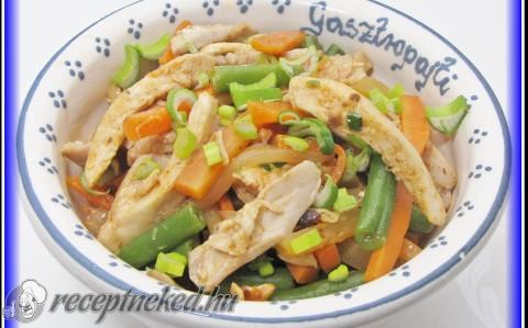 Zöldséges csirkesaláta teriyaki szósszal