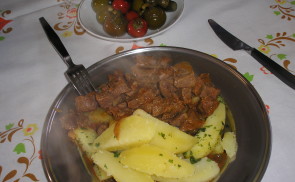 Szürkemarha pörkölt