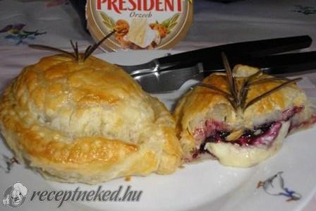 Tésztában sült camembert áfonyával