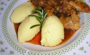 Rozmaringos-gombás csirkepörkölt