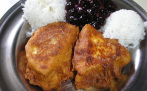 Rántott camembert áfonyával