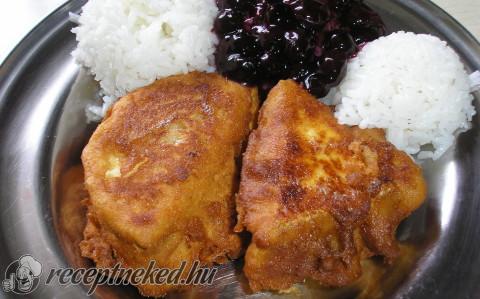 Rántott camembert áfonyával