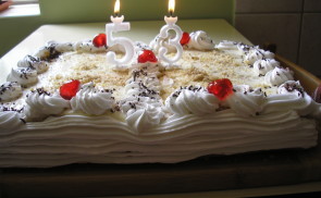 Oroszkrémes nyitott könyv torta