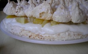 Pina Colada Pavlova torta