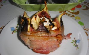 Fügébe töltött camembert bacon köntösben