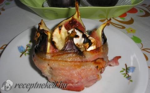 Fügébe töltött camembert bacon köntösben