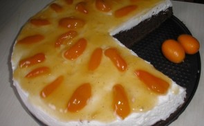 Kardamomos csokoládé torta bébinarancs kompóttal