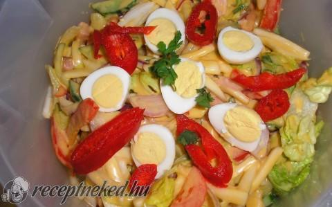 Vegyes vitaminsaláta fürjtojással