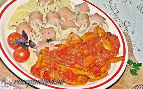 Spagettivel tűzdelt virsli paradicsomos raguval
