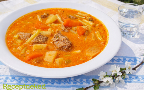 Raguleves, pálinkával flambírozott marhahúsból (Mikszáth módra)