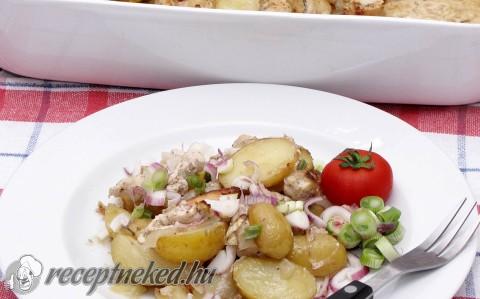 Tejszínes, fokhagymás csirkemell csíkok, krumpliágyon