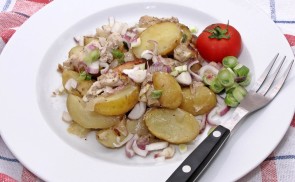 Tejszínes, fokhagymás csirkemell csíkok, krumpliágyon