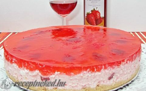 Eperboros túrótorta, kandírozott eperrel