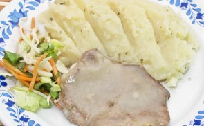 Fűszeres tarja fokhagymamártással