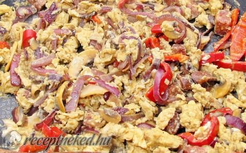 Gombás omlett chilis camemberttel