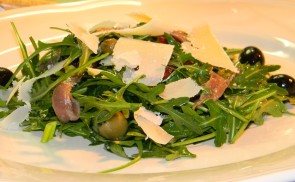 Szardellás rucola saláta