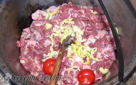 Marhalábszár-pörkölt bográcsban